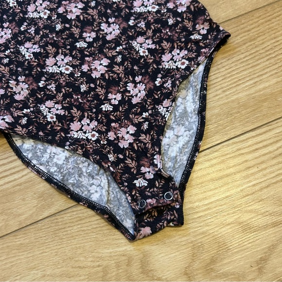 American Eagle Vintage Black Floral Scoop Neck Criss Cross Keyhole Back Bodysuit - Picture 3 of 7